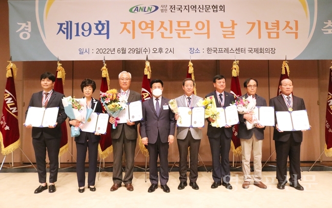 김용숙 중앙회장이 사회봉사대상 수여 후 수상자들과 기.jpg